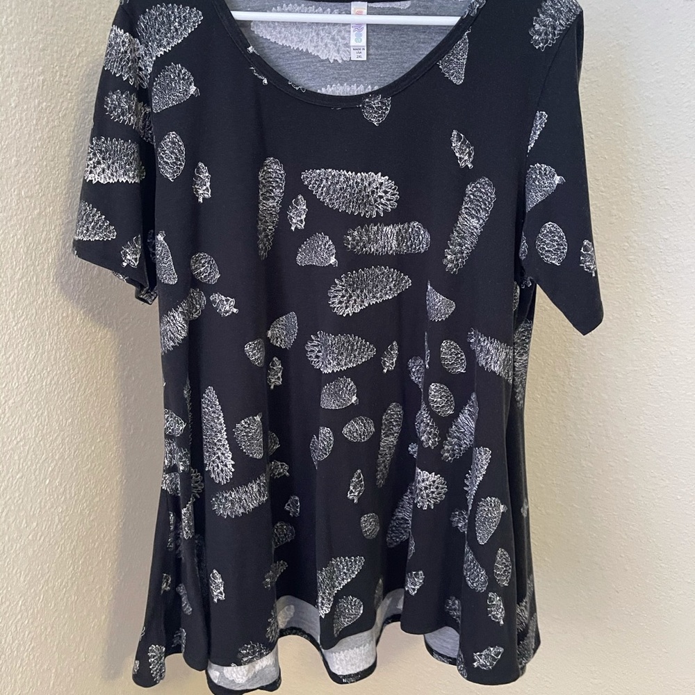 Lularoe 2X pine cone shirt